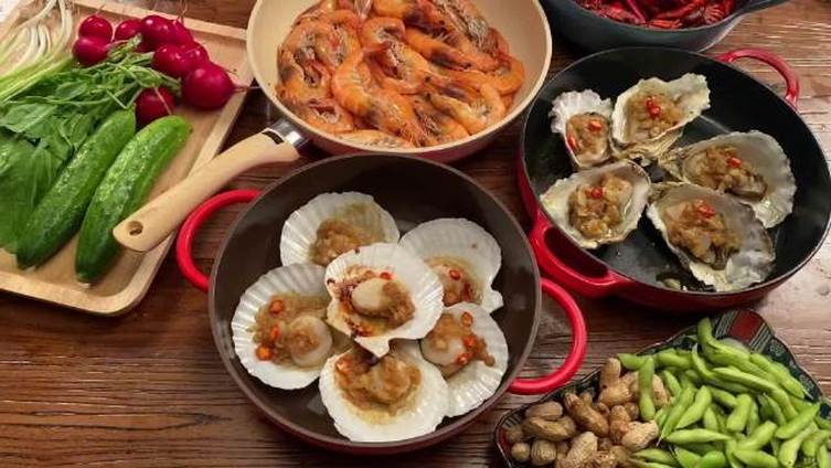 【夏日家庭海鲜烧烤,不用碳炉和烤箱,用锅就搞定】这是我家常用的海鲜烧烤方法,简简单单,还挺